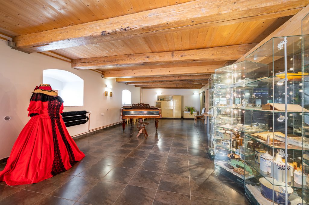 Dvůr Všerad - Muzeum a galerie M. D. Rettigové