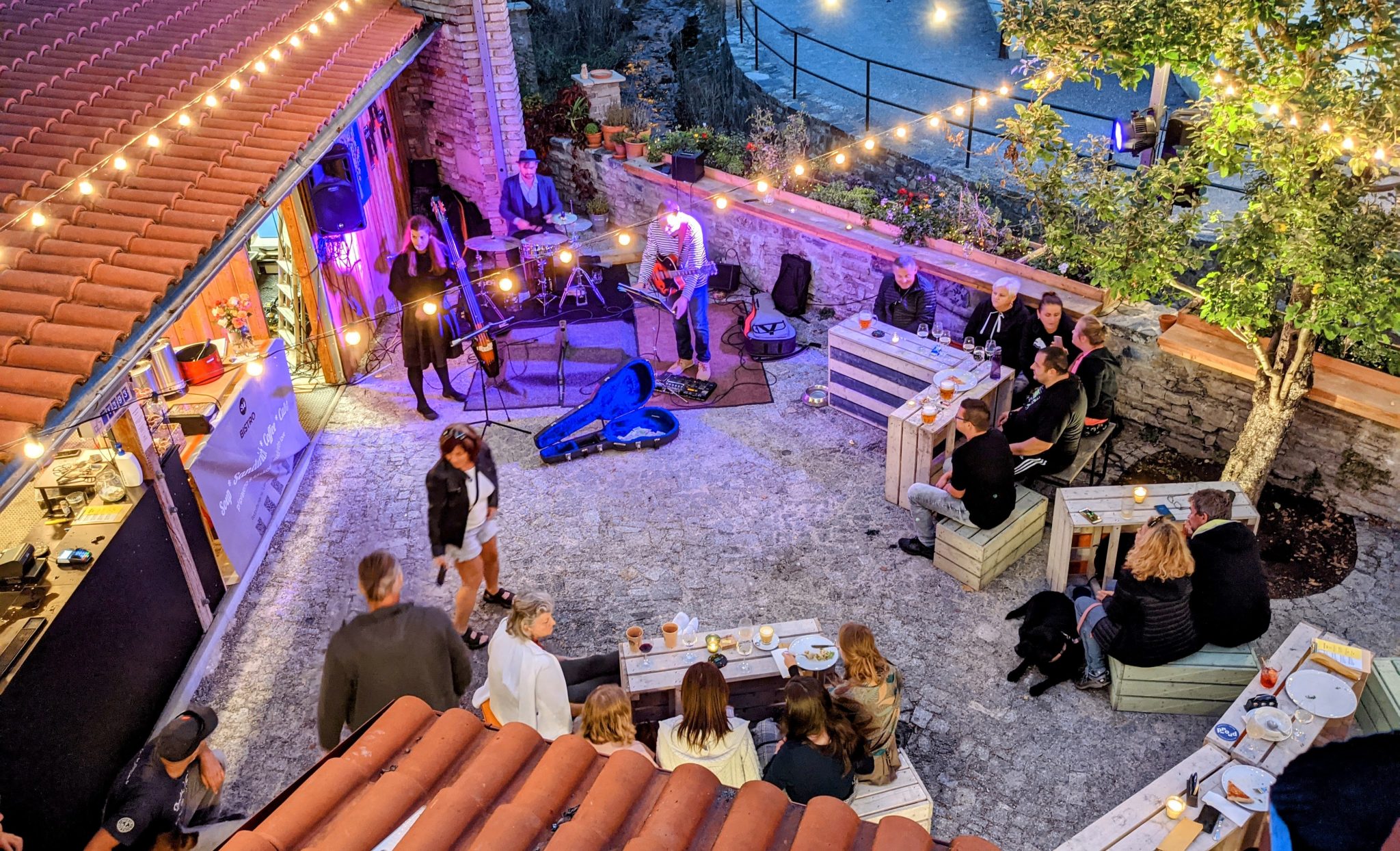 Kulturní a&nbsp;gastronomický program v&nbsp;bistru Karlštejn 34
