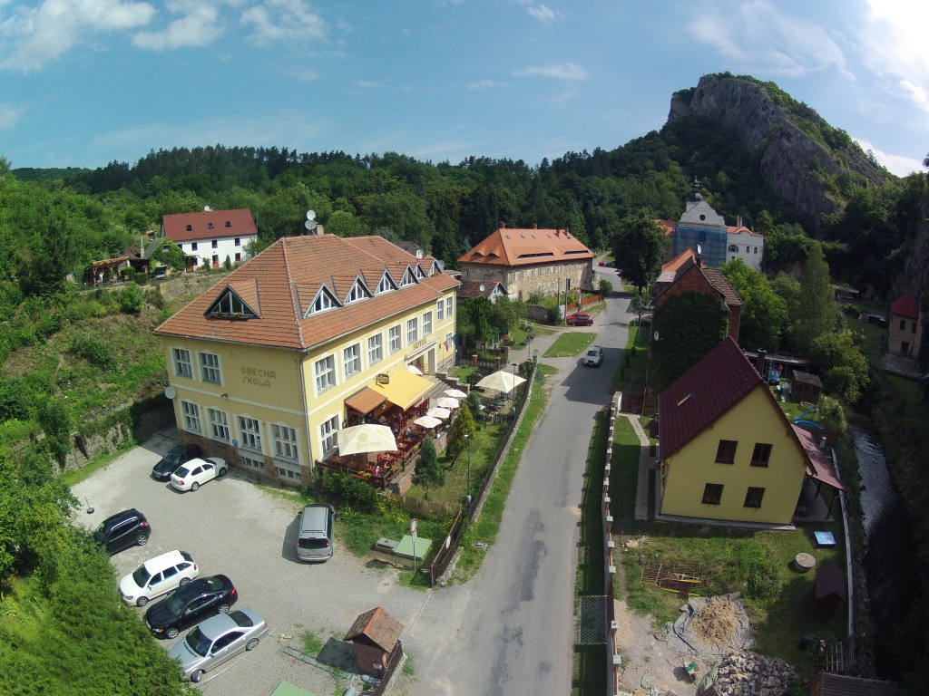 Hotel a restaurace Obecná škola