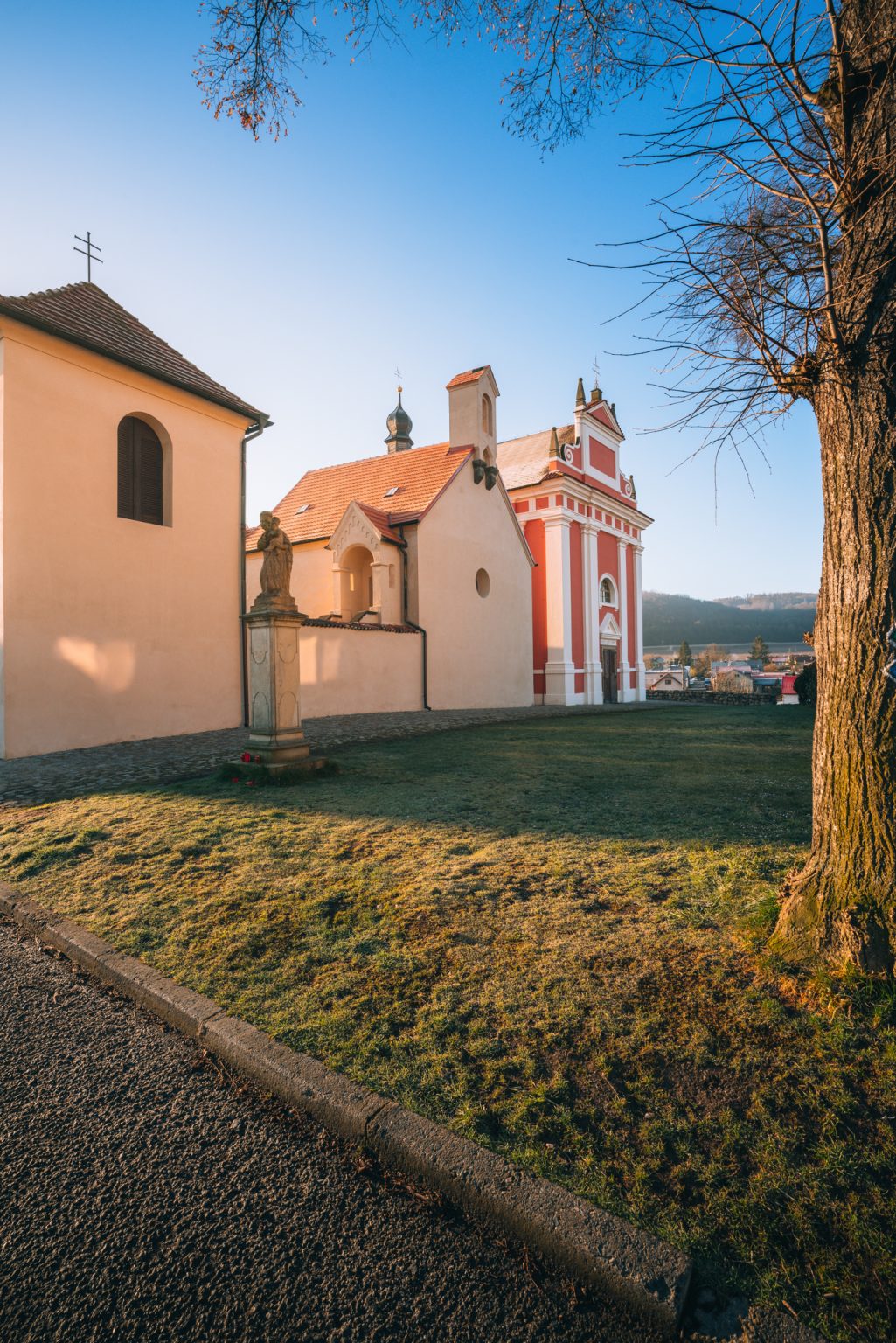 Kostel sv. Ludmily a kostel sv. Kateřiny na Tetíně