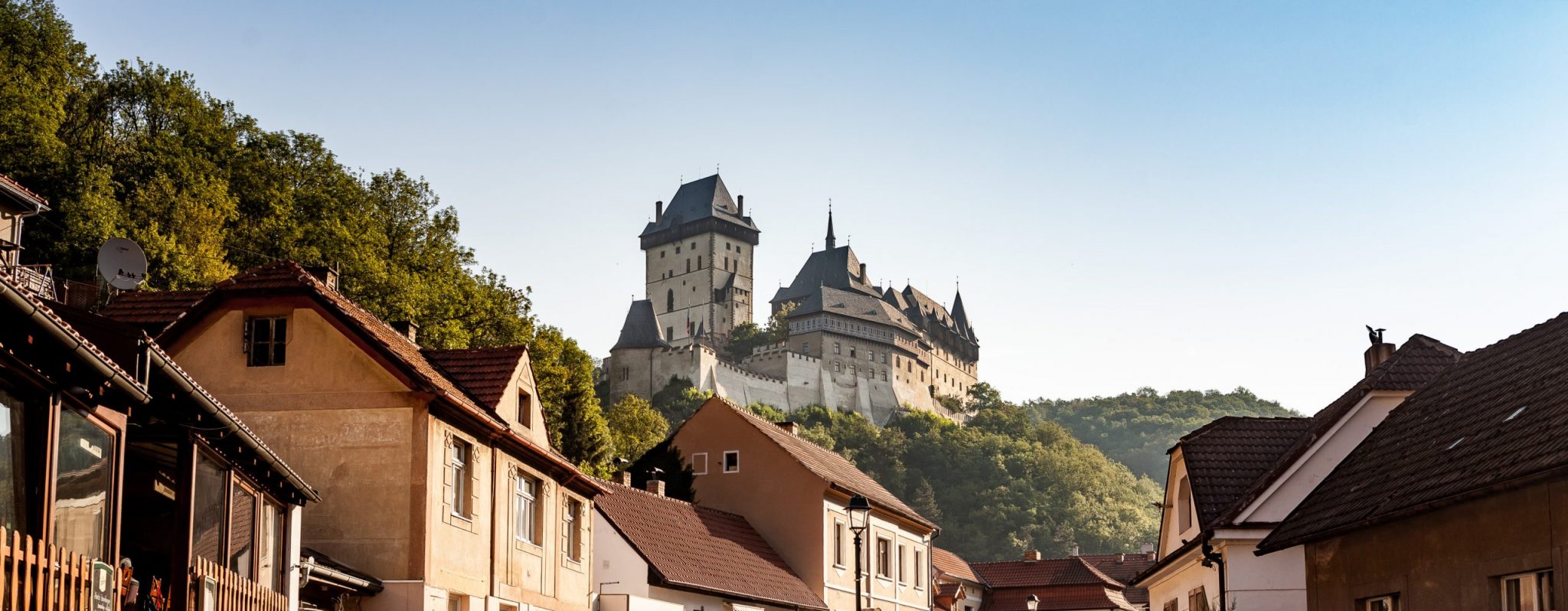 Veřejnou dopravou z&nbsp;Prahy: Karlštejn – Velká Amerika – Srbsko