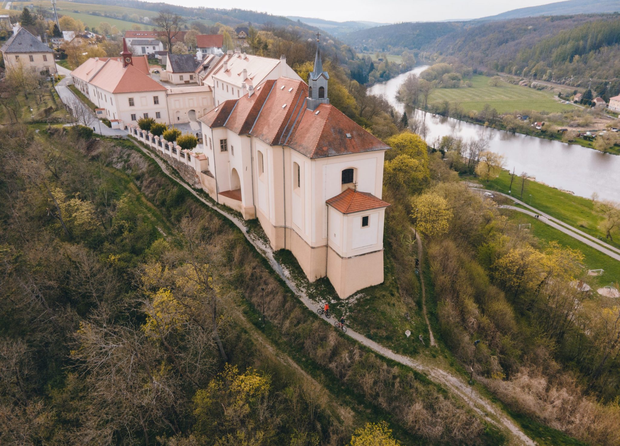 Veřejnou dopravou z&nbsp;Prahy: Utajené krásy Nižboru