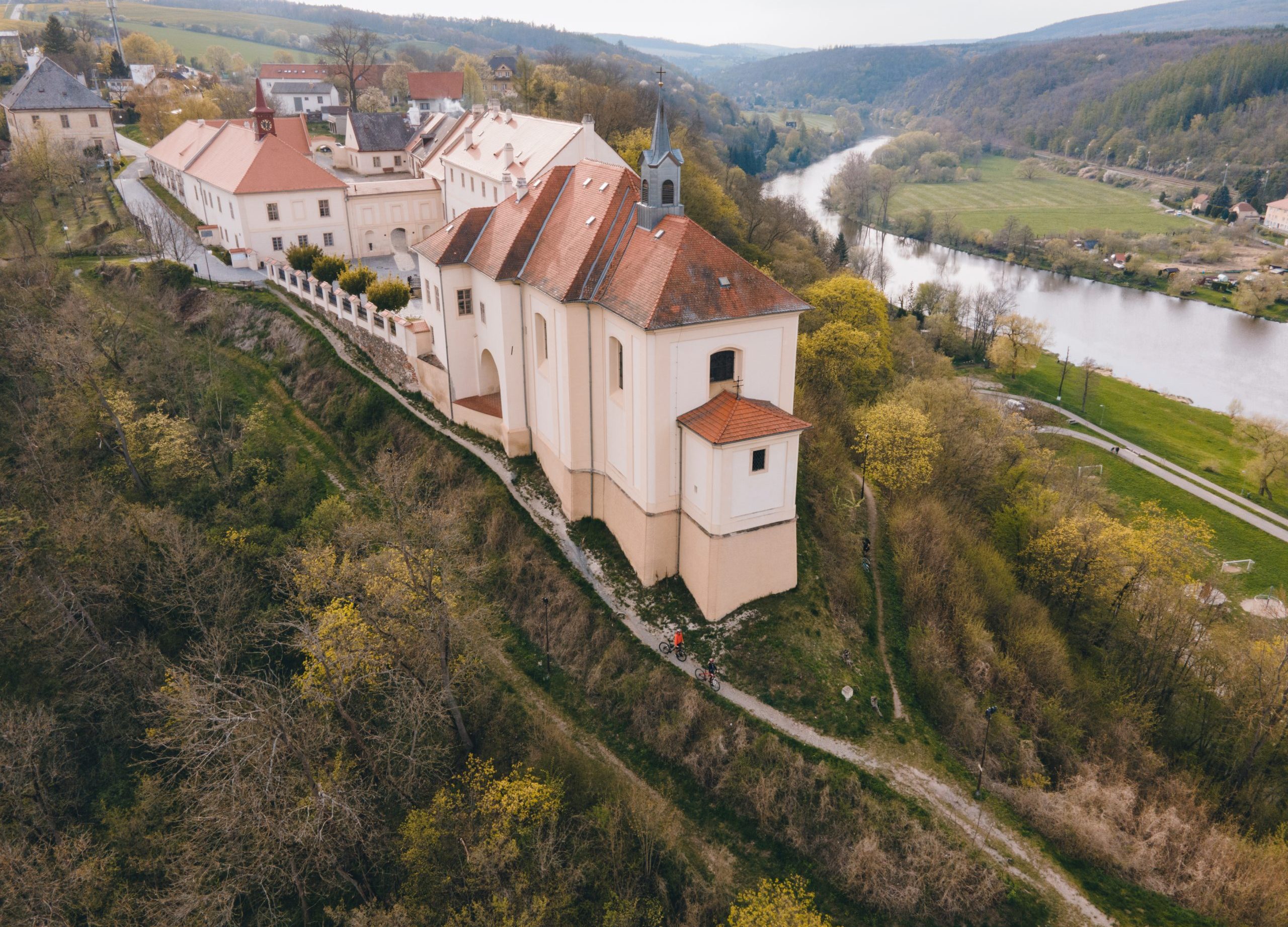 Veřejnou dopravou z Prahy: Utajené krásy Nižboru