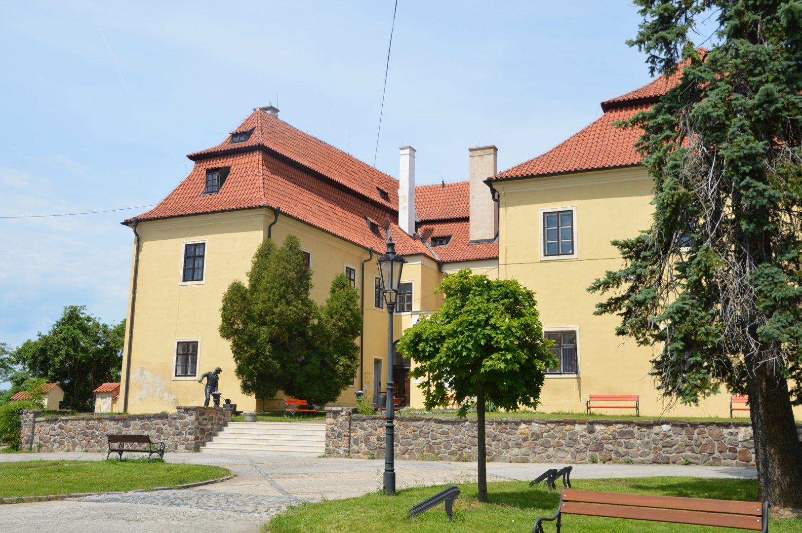 Hrady a zámky na historických fotografiích