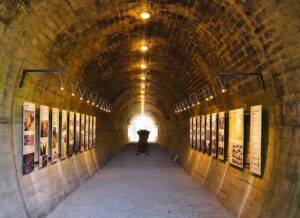 Tunel vedoucí do Modrého lomu