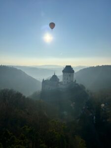 Hrad Karlštejn z ptačí perspektivy