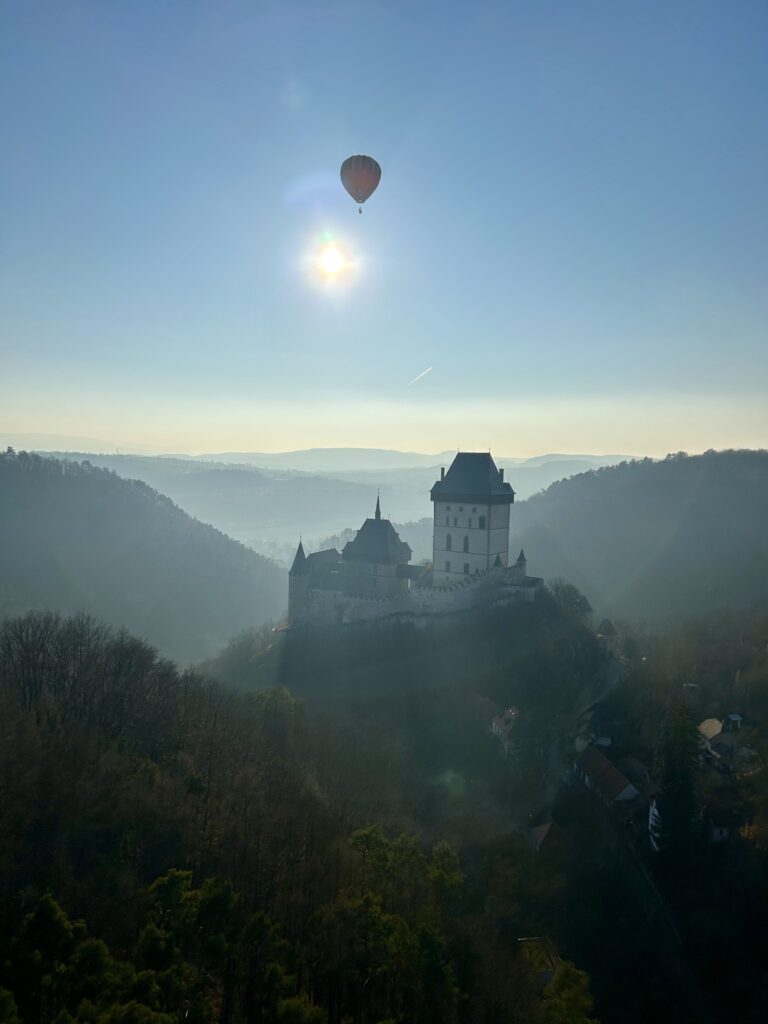 Hrad Karlštejn z ptačí perspektivy