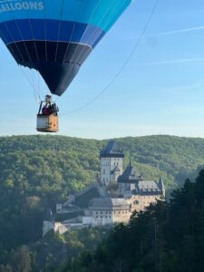 Balón na hradem Karlštejn