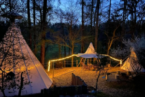 Večerní atmosféra glampingu
