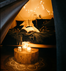 Večerní atmosféra v glampingu 