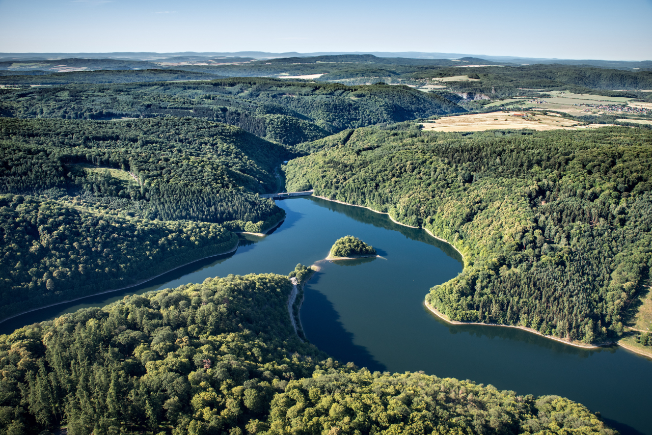 Veřejnou dopravou z Prahy: Zbečno – Hamousův statek – Klíčava – Hrby – Zbečno